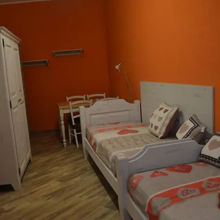 Parravicini Red Flower Appartement